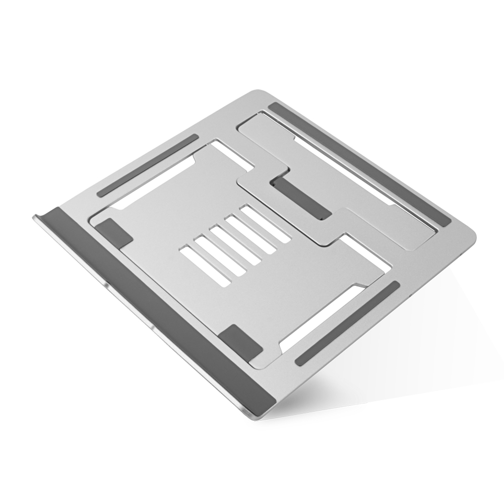 Srebrna podstawka pod laptopa na białym tle. Posiada szczeliny wentylacyjne i szare gumowe podkładki zapewniające chwyt.