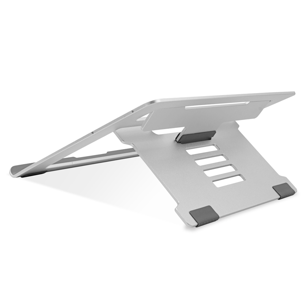 Srebrna podstawka pod laptopa jest skierowana w górę. Ma szczeliny wentylacyjne i szare gumowe podkładki. Tło jest białe.