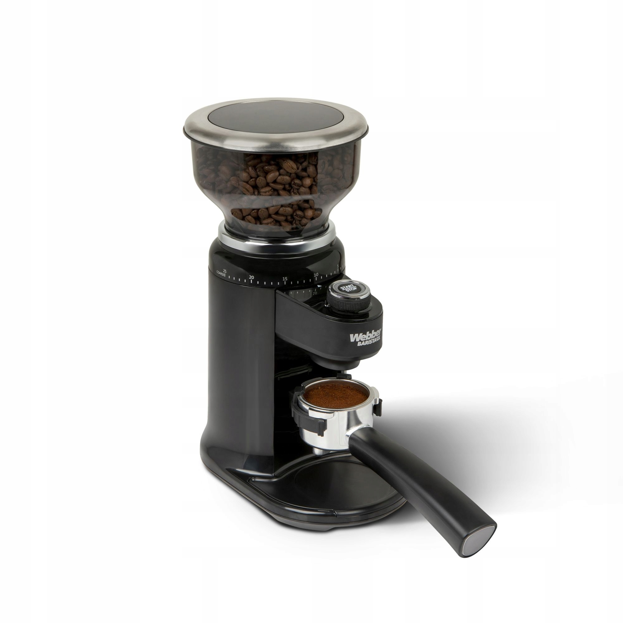 Czarny młynek do kawy z ziarnami w zasobniku i zmieloną kawą w kolbie.