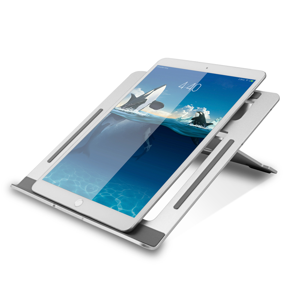 Tablet wyświetla orki w morzu, spoczywający na srebrnym stojaku. Na ekranie widoczna jest godzina 4:40.