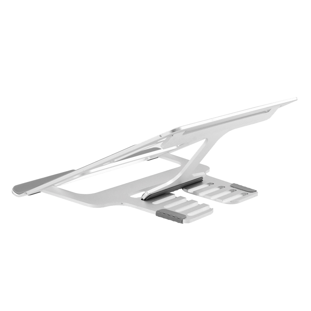 Srebrny stojak na laptop jest skierowany w górę. Ma podstawę z gumowymi podkładkami. Stojak służy do podnoszenia laptopa.