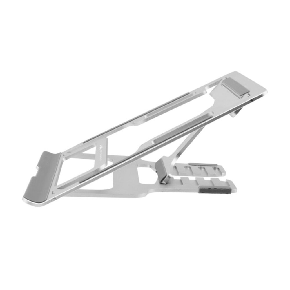 Srebrny stojak na laptopa na białym tle. Jest skierowany w górę, z podpórkami na laptopa.