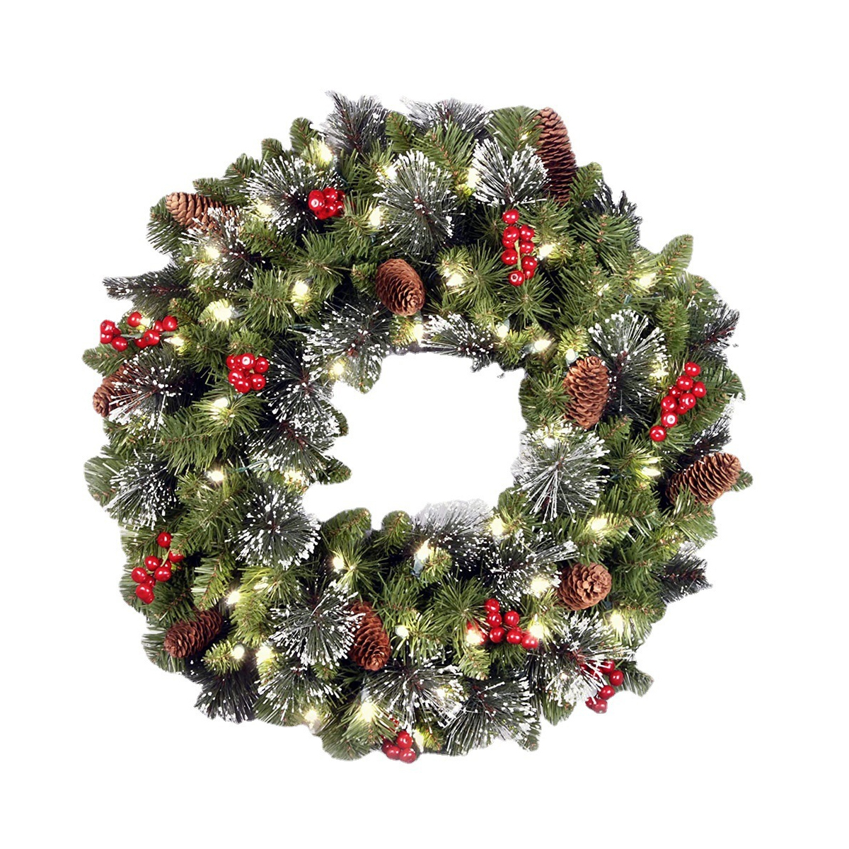 Ein Weihnachtskranz mit grünen Tannennadeln, Tannenzapfen, roten Beeren und weißen Lichtern auf weißem Hintergrund.