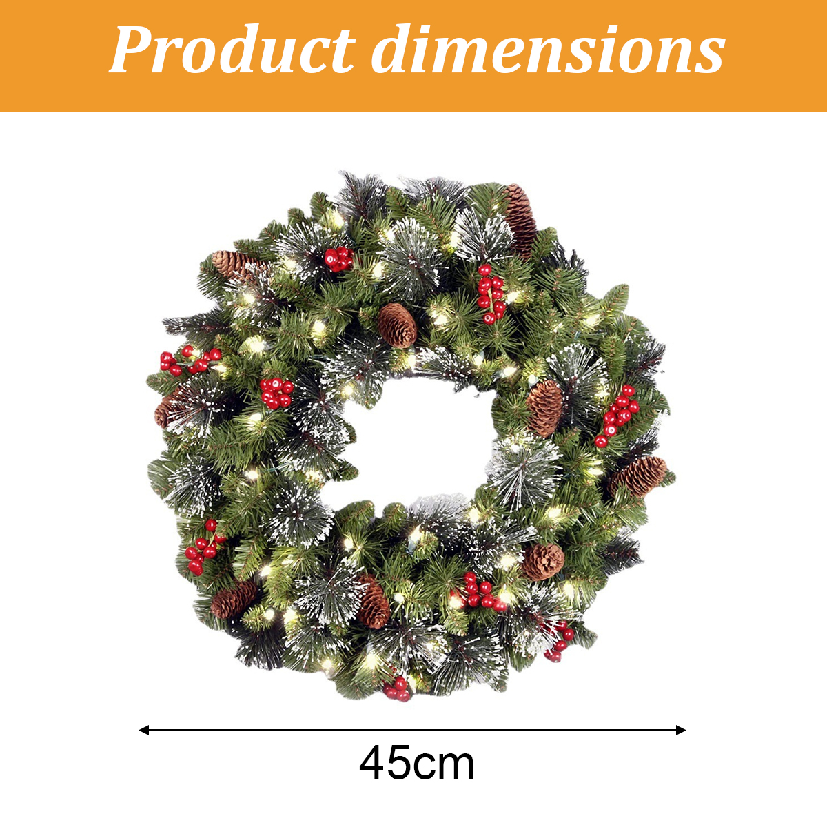 Ein Weihnachtskranz mit Tannennadeln, roten Beeren, Tannenzapfen und Lichtern. Er hat 45 cm Durchmesser.