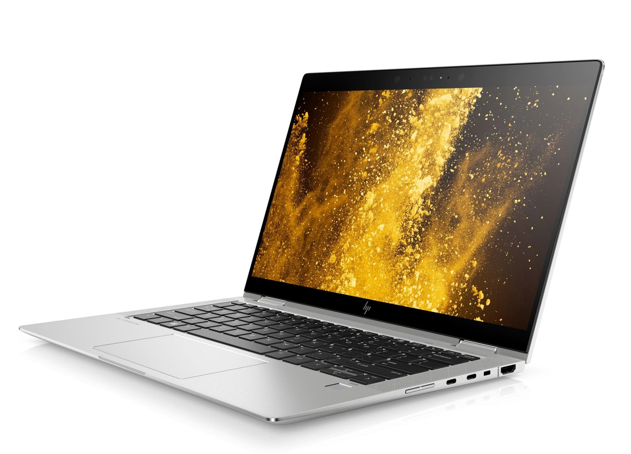 Silberner HP-Laptop, geöffnet auf weißem Untergrund, zeigt goldenes abstraktes Design auf dem Bildschirm. Die Tastatur ist schwarz.