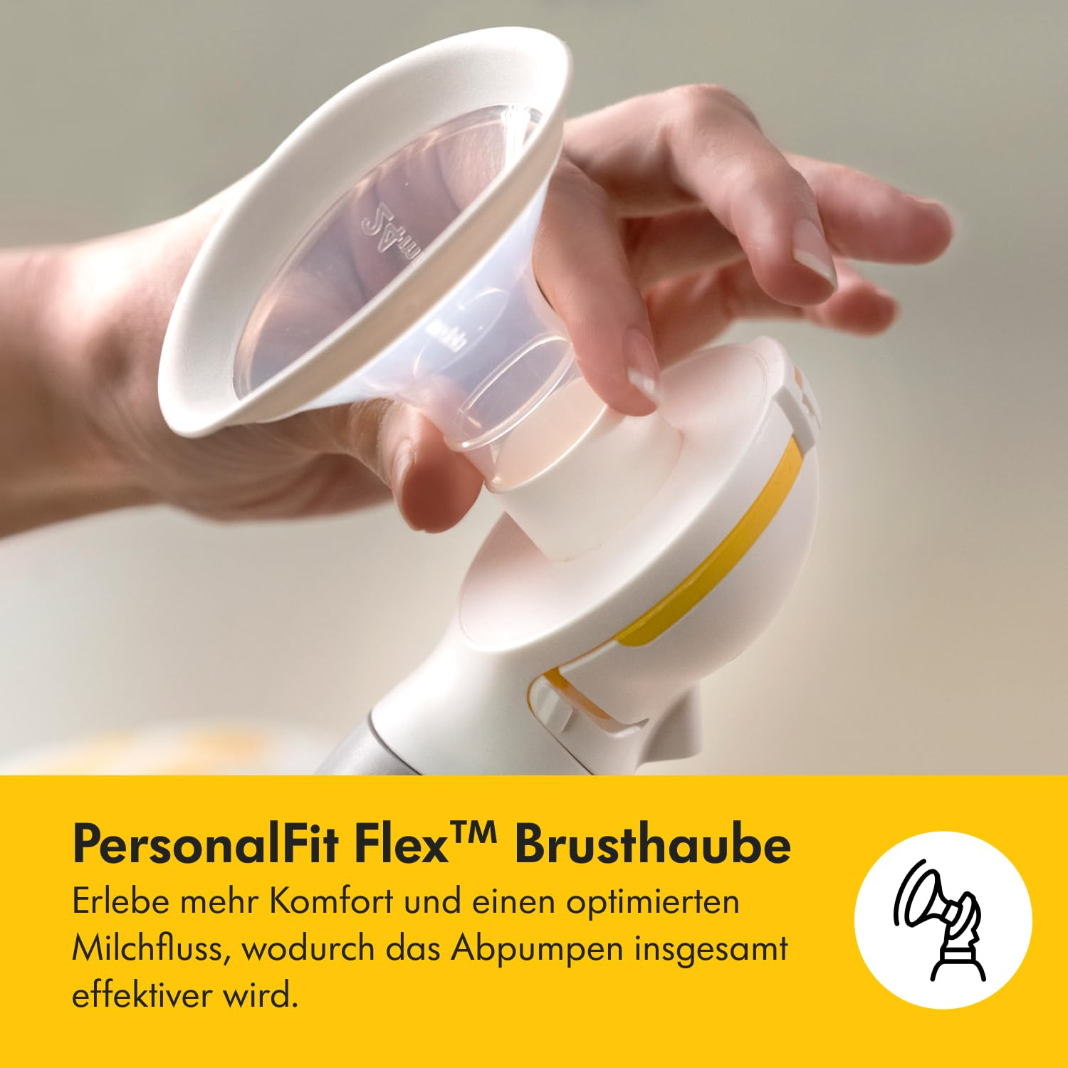 Eine Hand hält eine Brustpumpe. Die Pumpe ist weiß und transparent. Gelber Text: PersonalFit Flex Brusthaube.