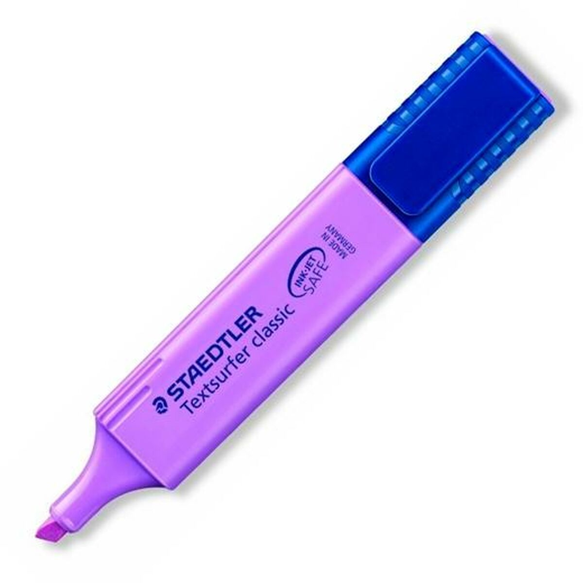 Ein lila-blauer Staedtler Textsurfer Classic Textmarker. Die Spitze ist abgewinkelt, die Kappe ist blau und der Körper ist lila.