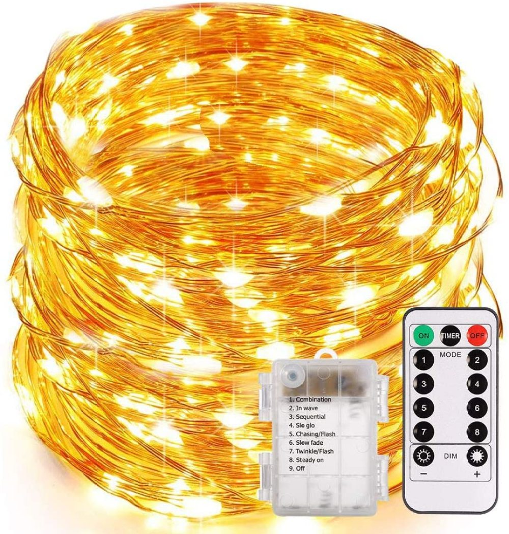 Ein Bündel warmweißer LED-Lichterketten mit Fernbedienung und Akkupack wird gezeigt.