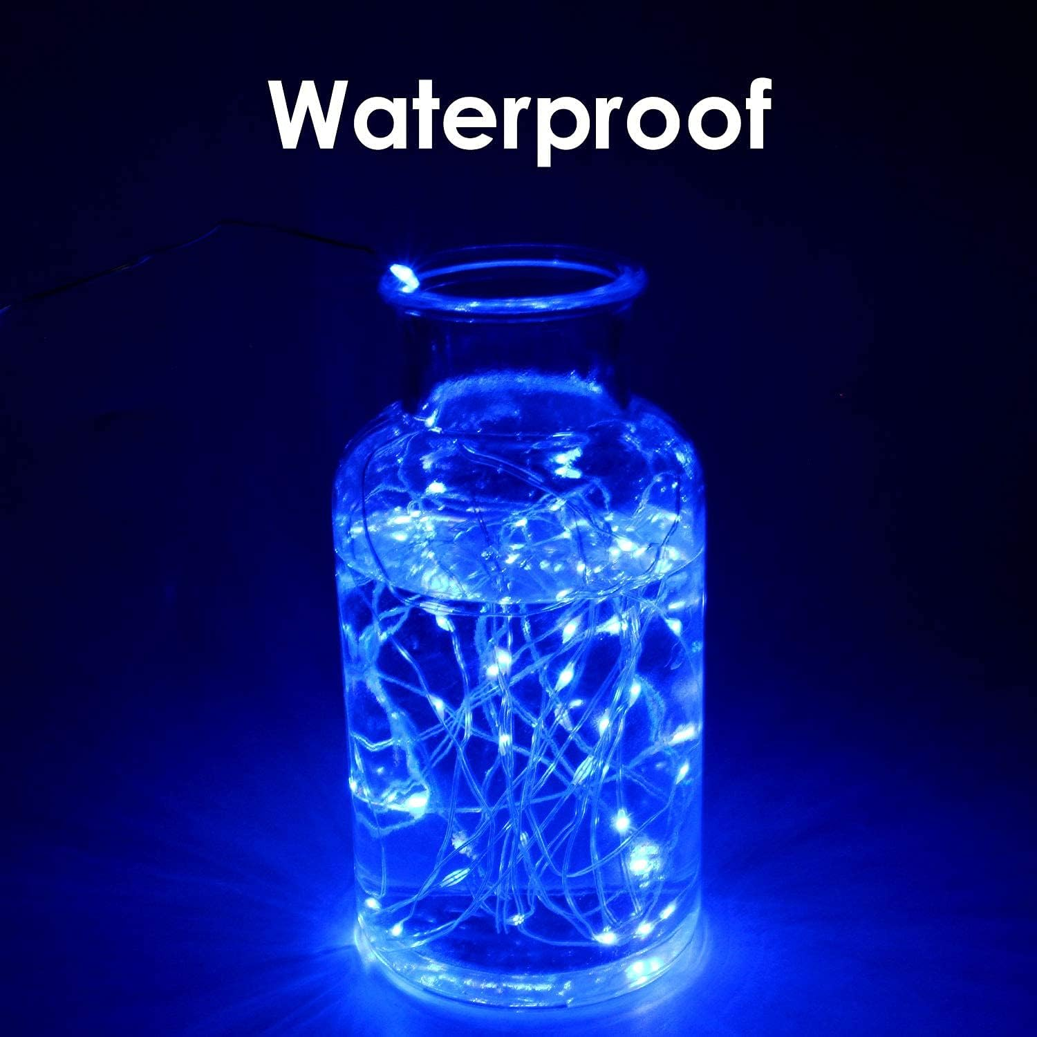 Ein Glasgefäß mit Wasser und blauen Lichtern darin, vor einem dunkelblauen Hintergrund. Das Wort 'Wasserdicht' steht darüber.