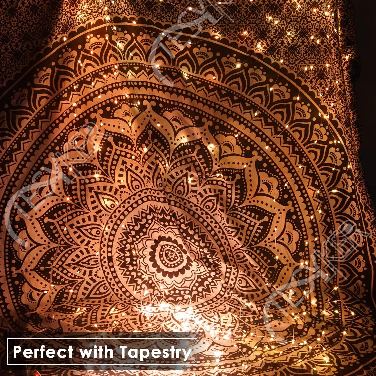 Ein dekoratives Wandtuch mit Mandala-Design, beleuchtet von Lichterketten. Das Wandtuch ist braun mit schwarzem Muster.