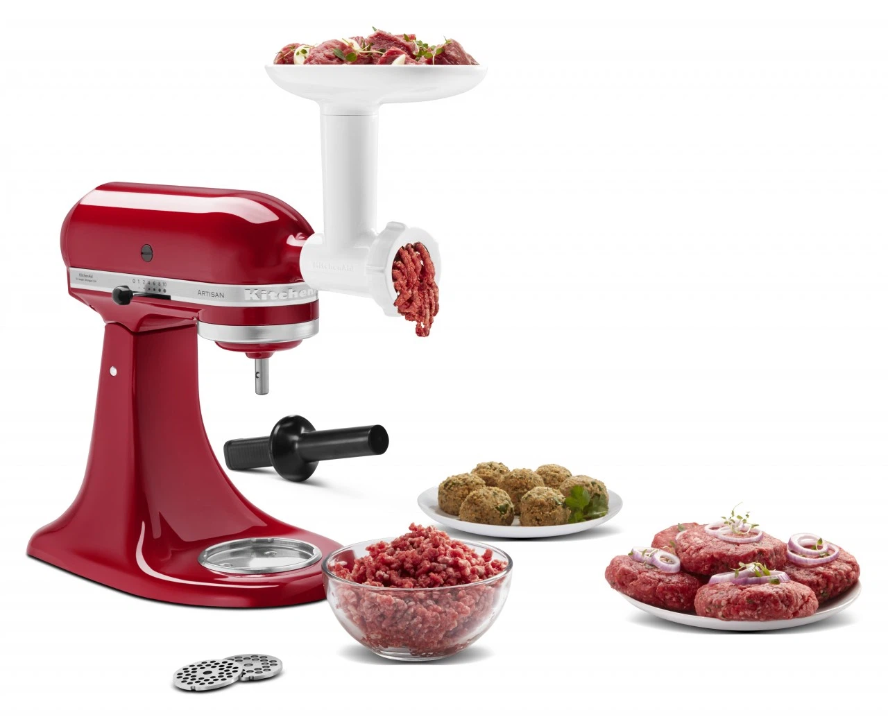 Ein roter KitchenAid-Mixer mit Fleischwolfaufsatz. Gehacktes wird in einer Schüssel und auf Tellern präsentiert. Einige Fleischbällchen.