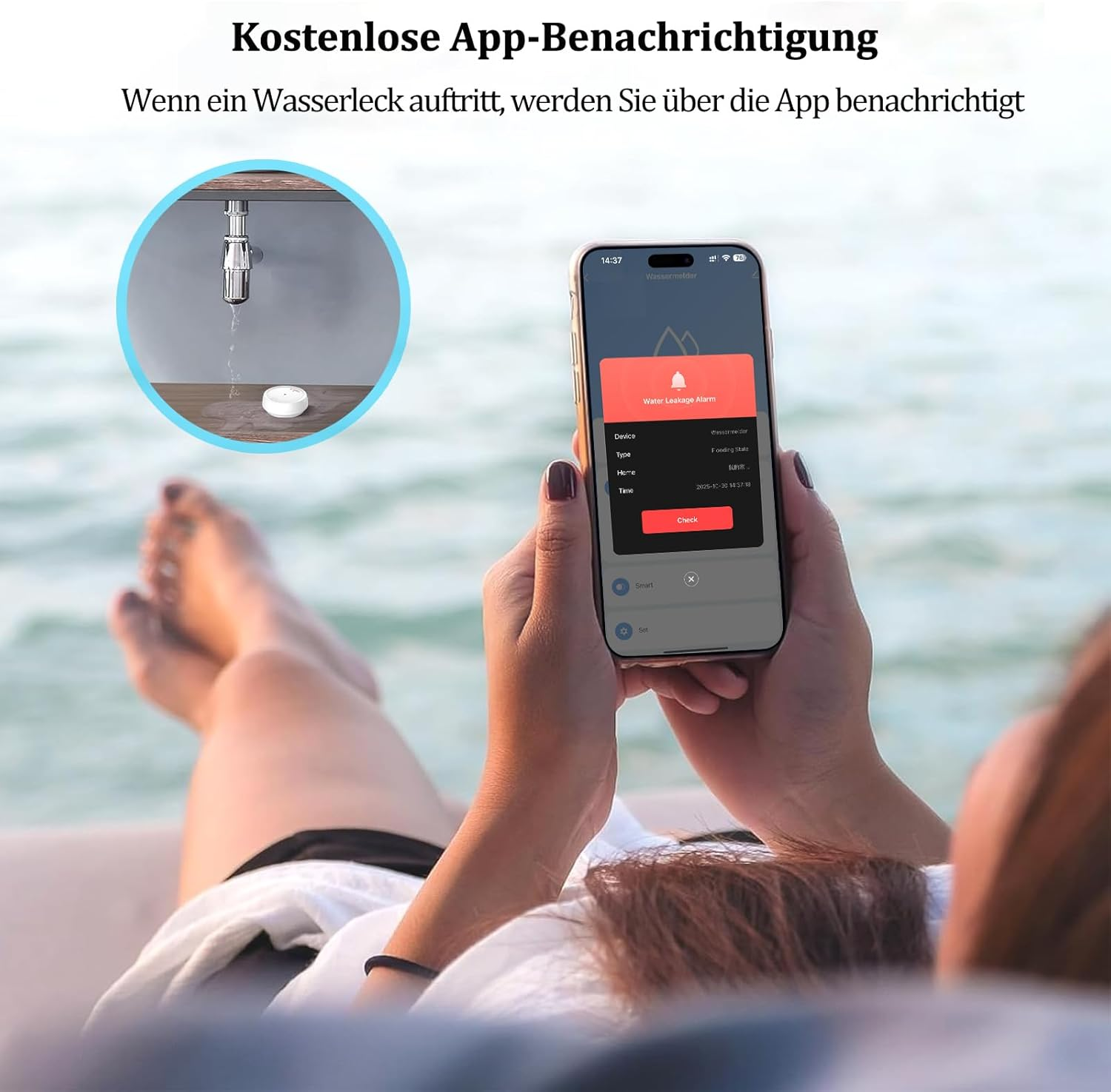 Eine Person hält ein Telefon mit einem Wasserleckalarm. Ein kreisförmiger Einsatz zeigt ein leckendes Rohr und einen Sensor.