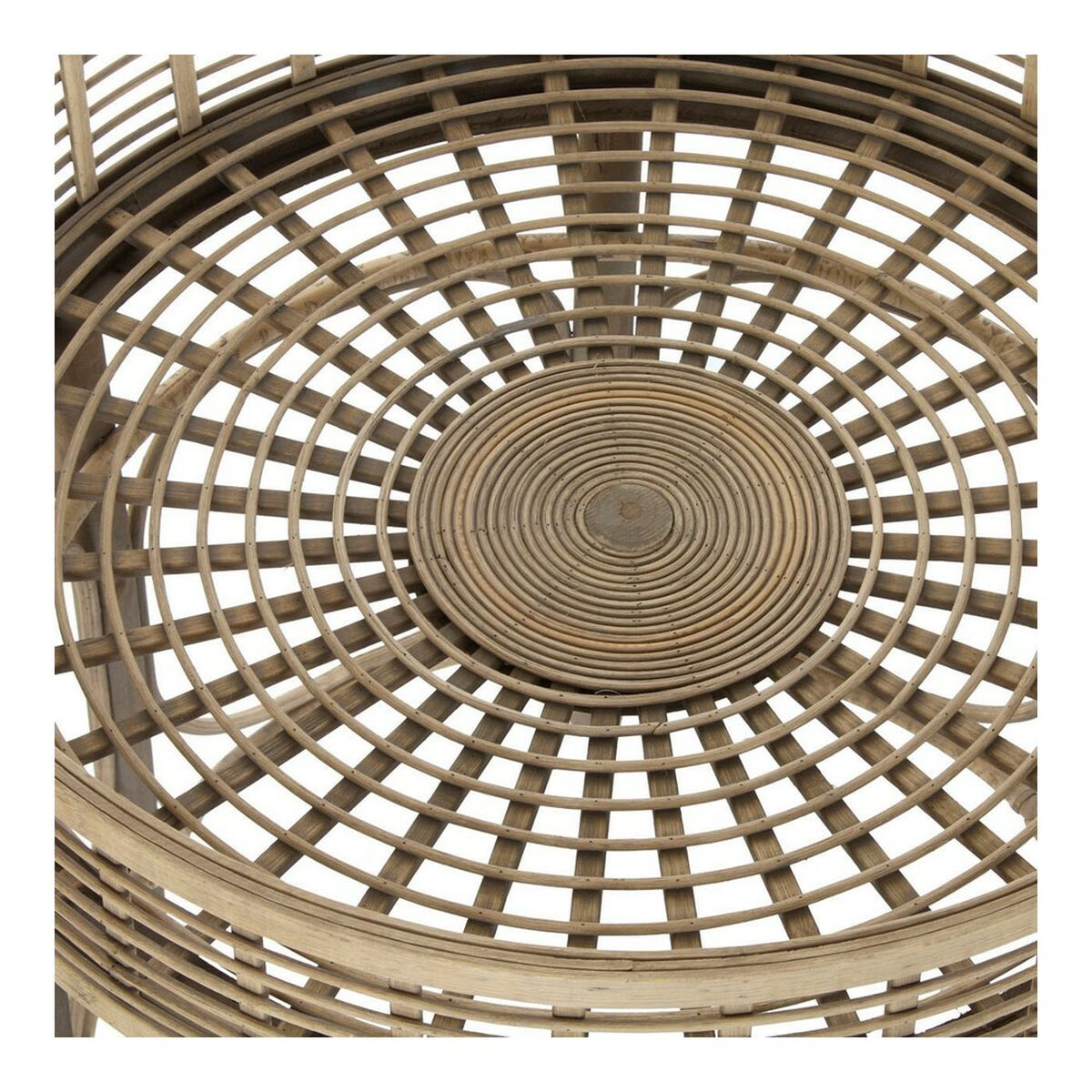 Nahaufnahme eines Sitzes aus geflochtenem Rattan. Kreisrundes Design mit konzentrischen Ringen in der Mitte und Gittermuster.