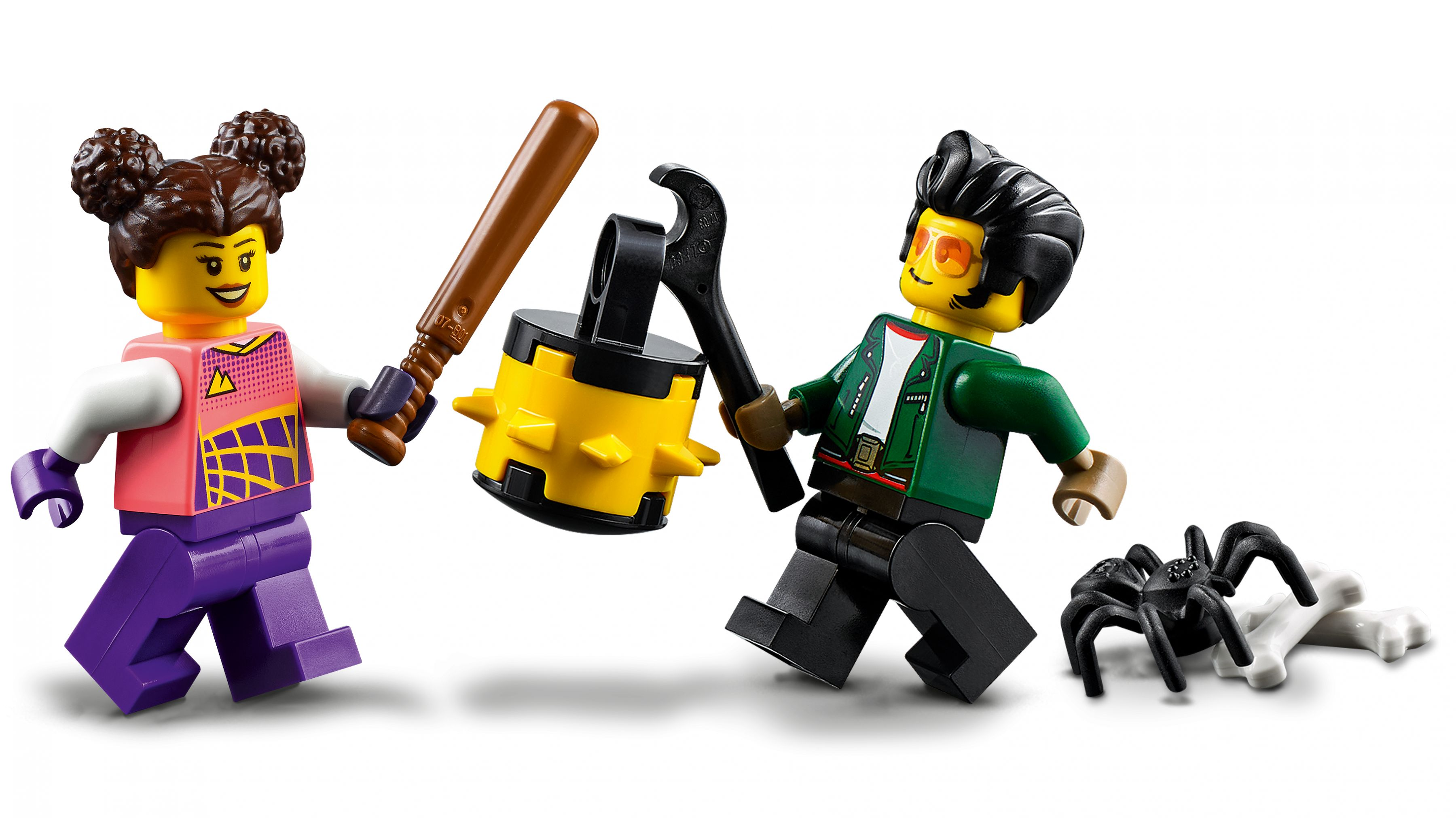 Lego-Minifiguren: Mädchen mit Schläger, Mann mit Schraubenschlüssel, gelber Stachelball, Spinne und Knochen auf weißem Grund.