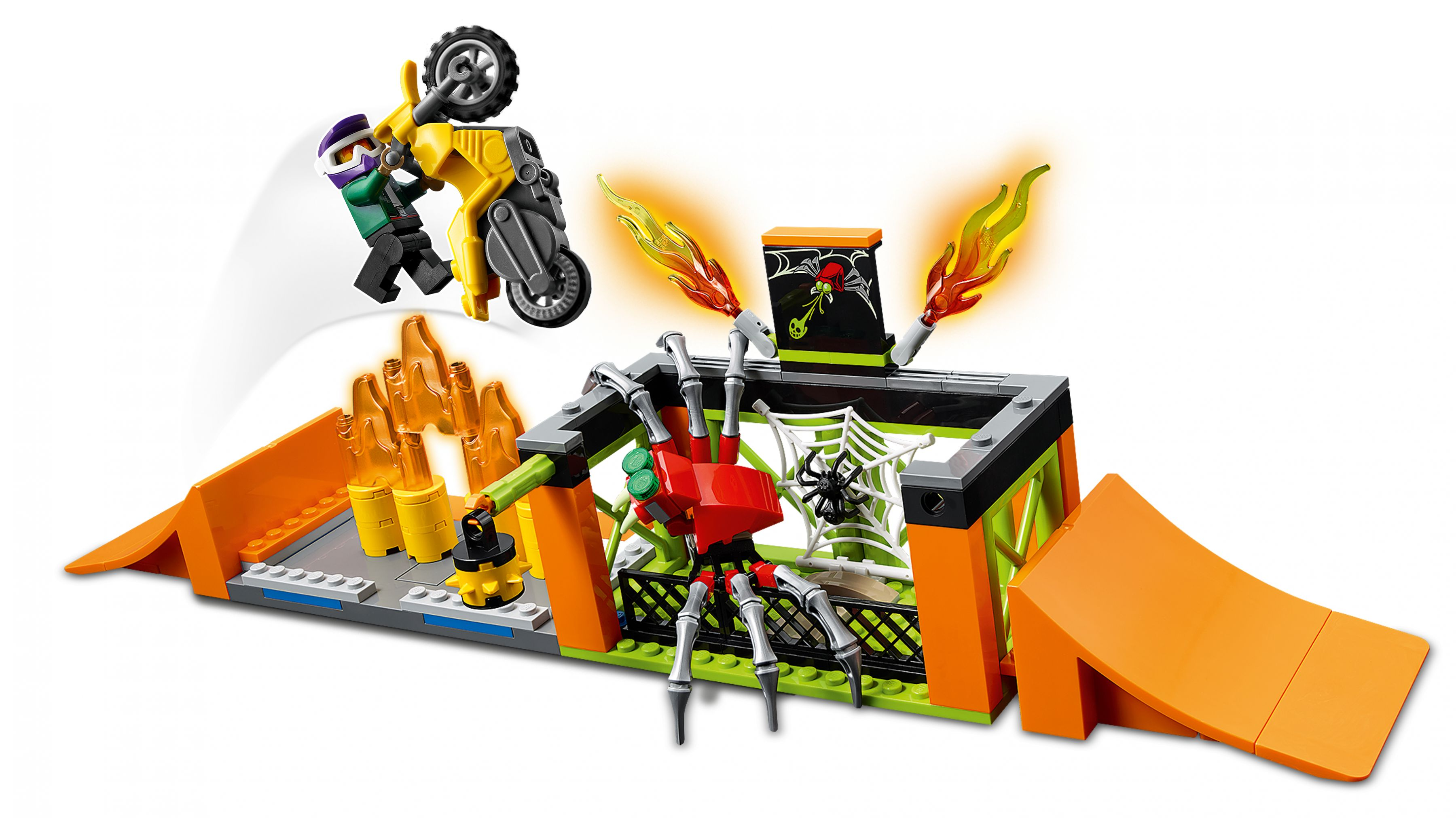 Lego-Set mit Motorrad, Fahrer und einem Spinnen-Hindernisparcours mit Rampen und Flammen.