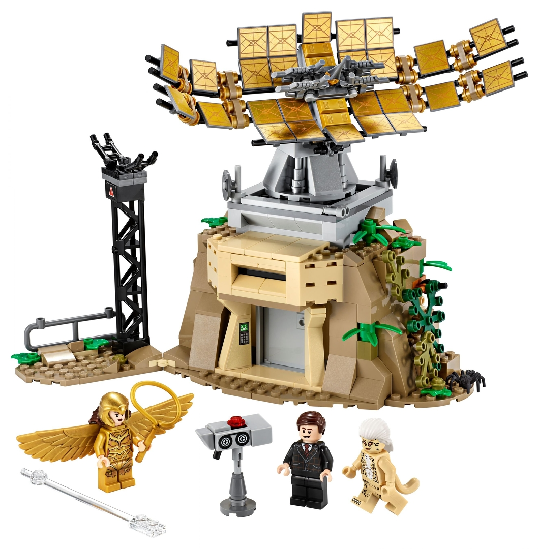 Lego-Set: Satellitenschüssel auf einer beigefarbenen Struktur, Minifiguren sind Wonder Woman, ein Mann im Anzug, Cheetah und eine Überwachungskamera.