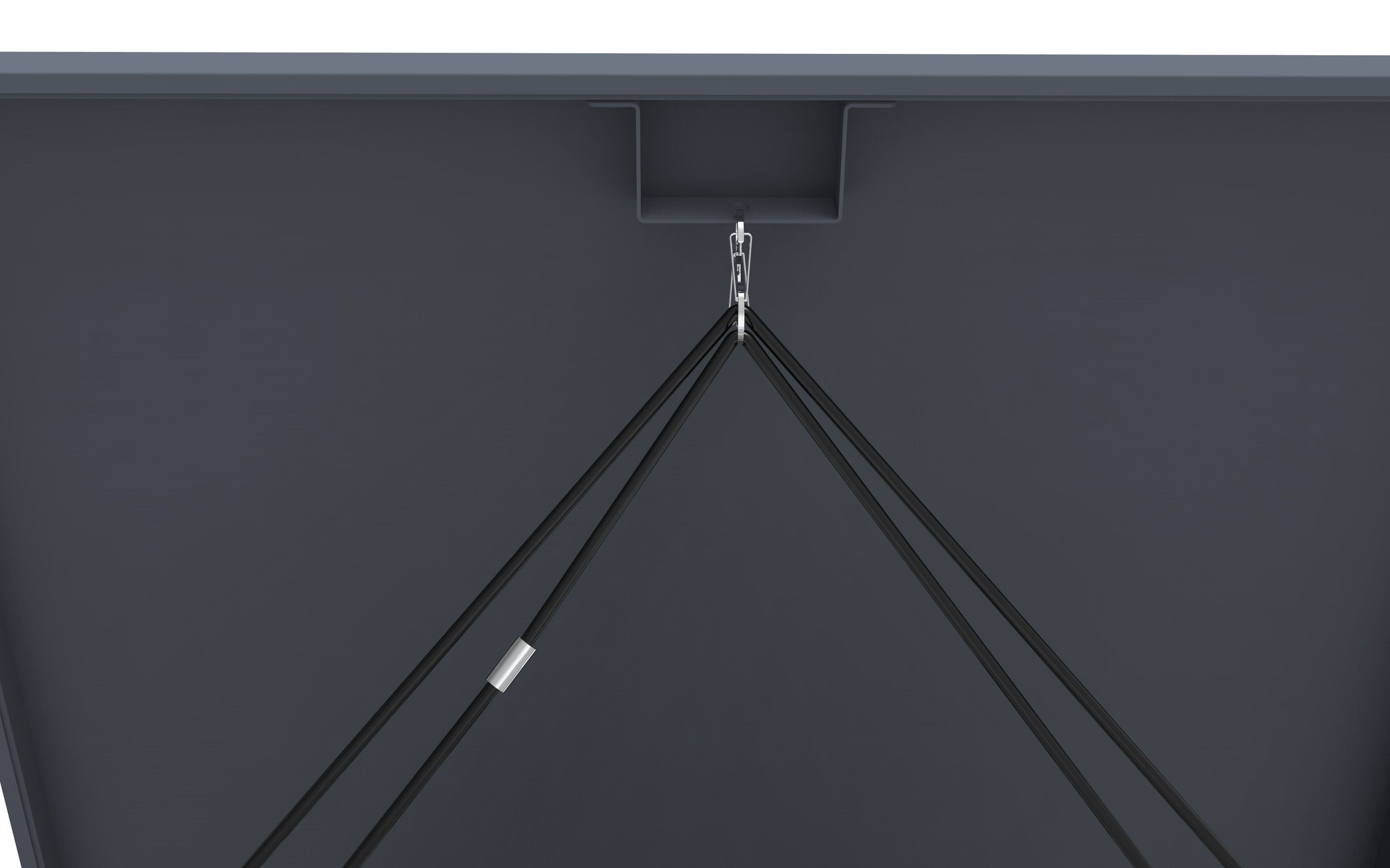 Dunkelgraue Oberfläche mit Tragstruktur, zwei schwarze Kabel sind aufgehängt. Ein Metallclip ist an einem Kabel befestigt.