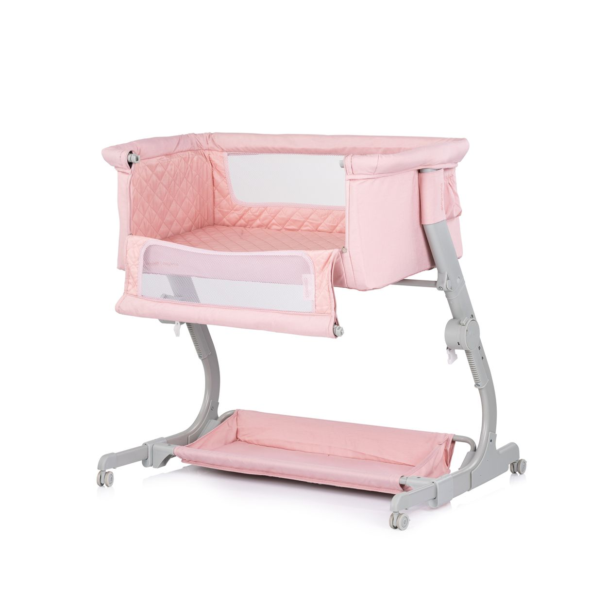 Ein rosa Babybett mit gestepptem Innenraum und Netzseiten, getragen von einem grauen, verstellbaren Rahmen mit Rädern.