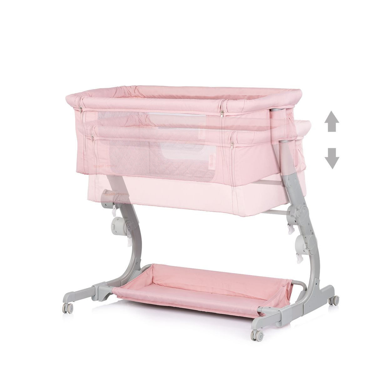 Ein rosa Babybett mit grauem Rahmen. Es hat eine Netzseite und einen unteren Stauraum. Pfeile zeigen die Höhenverstellung an.