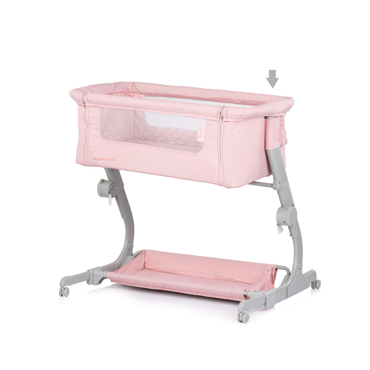 Ein rosa Babybett mit einer Netzseite steht auf einem grauen Rahmen mit Rädern. Es hat einen unteren Stauraum. Der Hintergrund ist weiß.