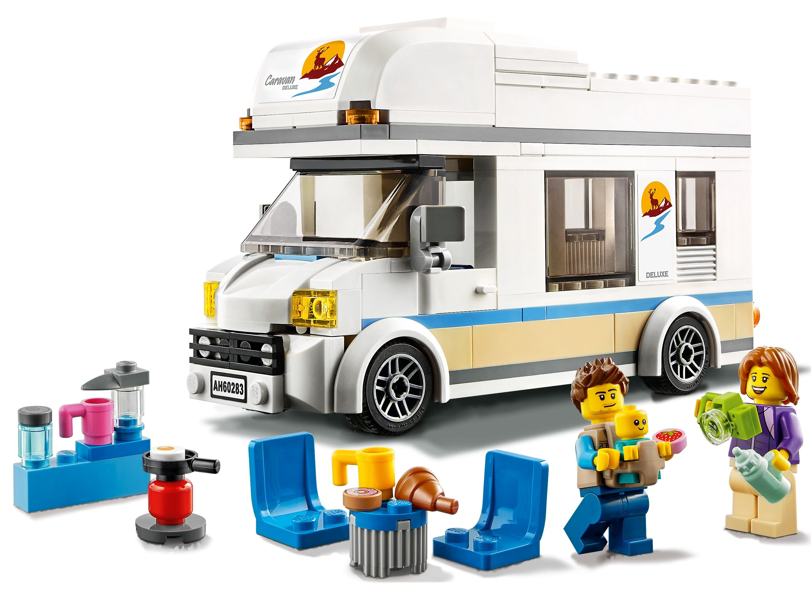 Un camper LEGO bianco con personaggi, articoli da picnic e un set da cucina laterale. I personaggi includono un bambino e i genitori.