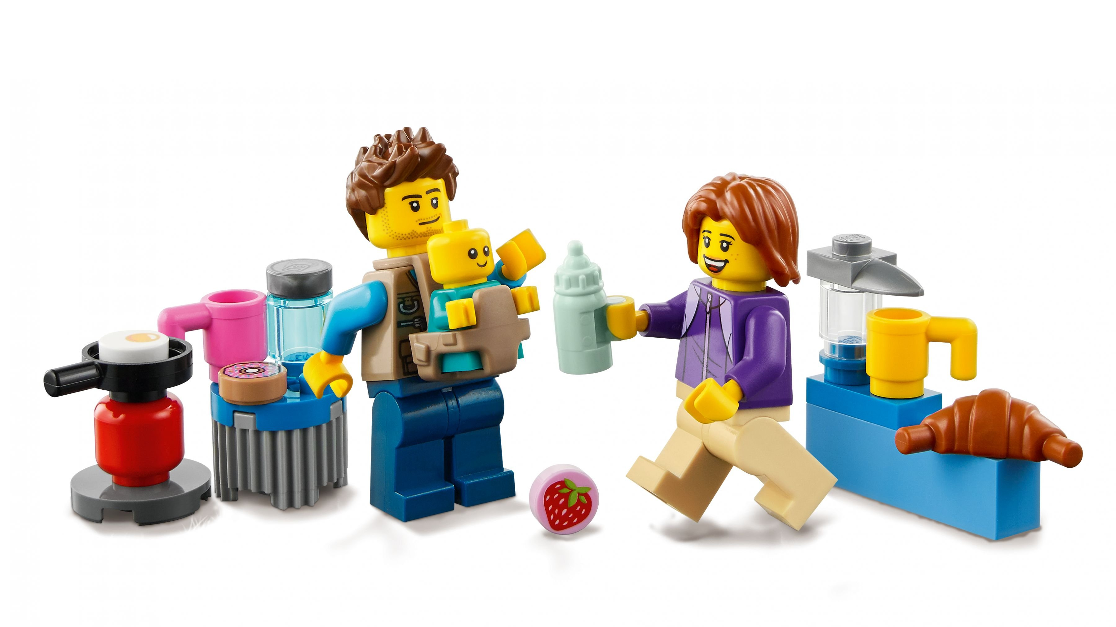 Scena LEGO. Una famiglia con bambino, biberon e cibo. Gli oggetti includono una padella rossa, tazze da caffè e un croissant.