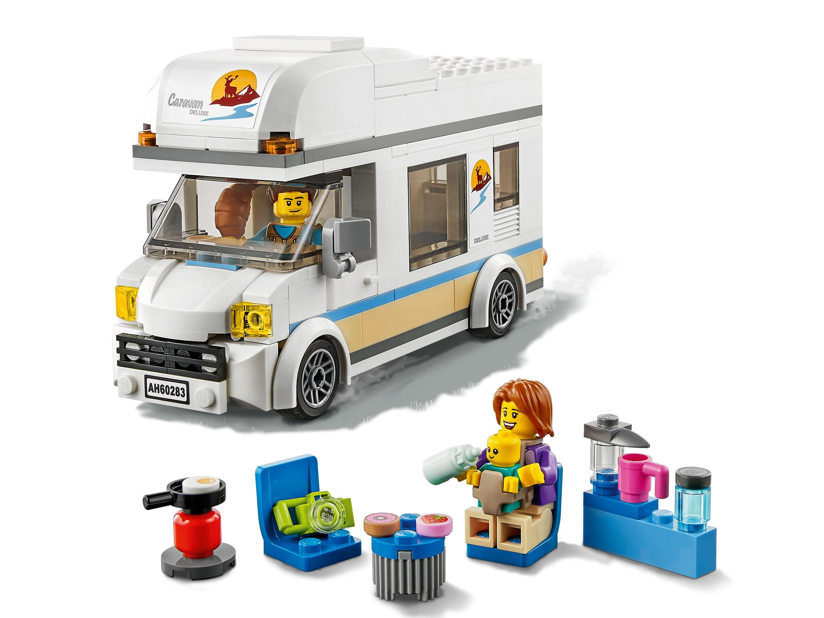 Un camper Lego bianco con accessori, tra cui una stufa, una macchina fotografica, ciambelle e una madre con un bambino.
