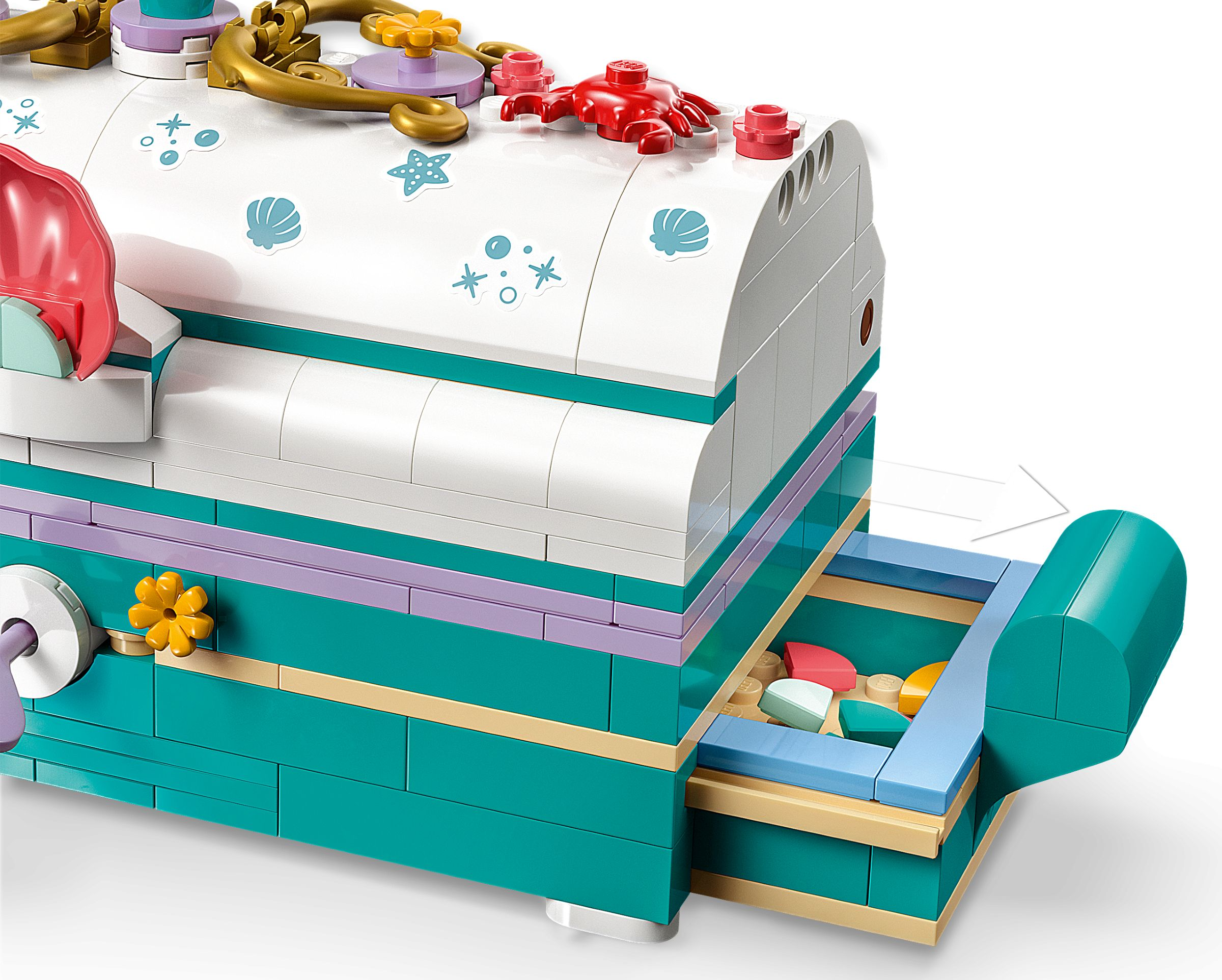 Eine Lego-Truhe mit geöffneter Schublade. Sie ist türkis, weiß und lila, mit einer roten Krabbe oben.
