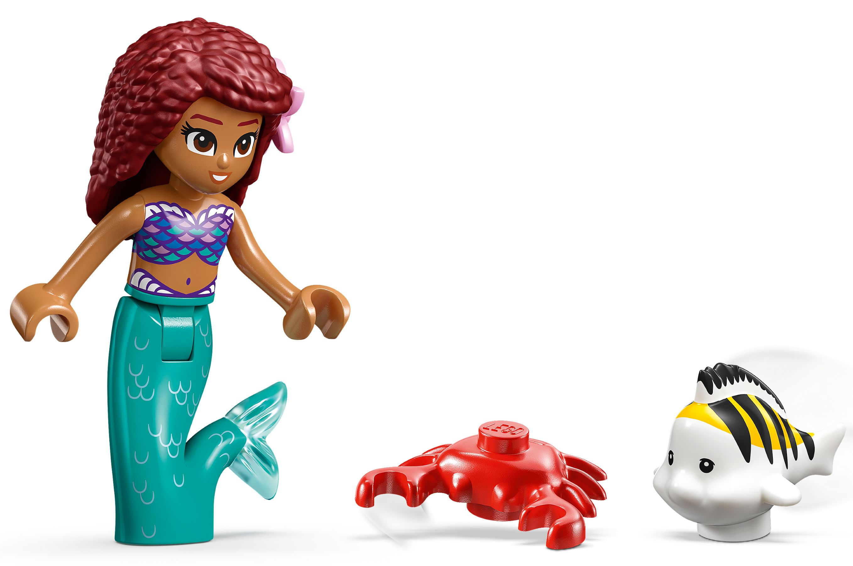 Lego Arielle Figur mit Krabbe und Fisch. Arielle hat braunes Haar und einen tealfarbenen Schwanz. Krabbe ist rot. Fisch ist weiß mit schwarzen Streifen.