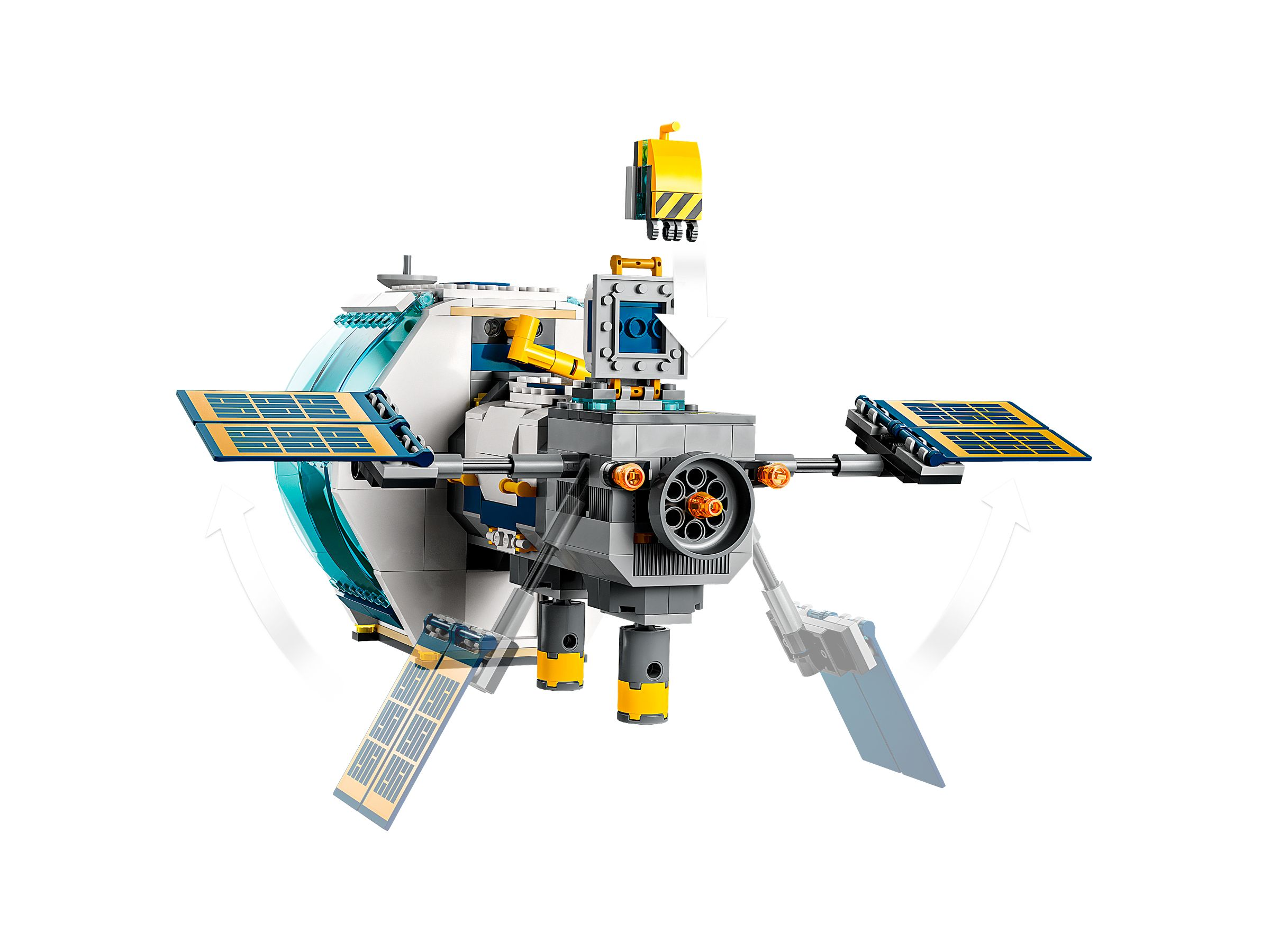 Eine Lego-Raumstation mit Sonnenkollektoren und einer rotierenden Schüssel auf weißem Hintergrund. Es hat gelbe und blaue Akzente.