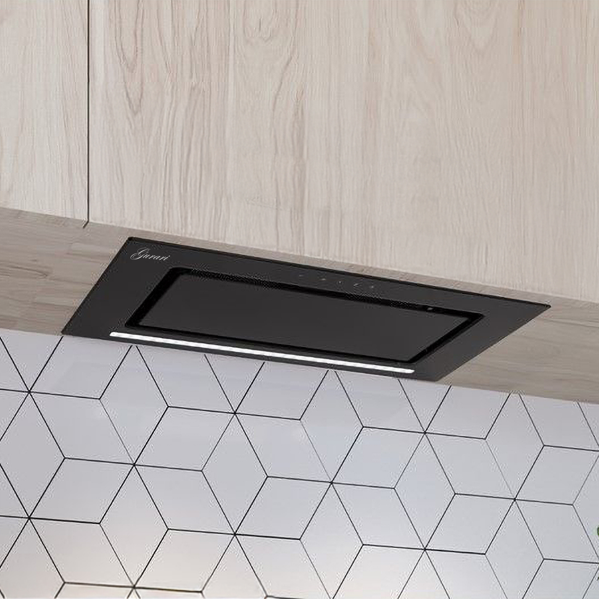 Ein schwarzer Dunstabzug unter einem Holzschrank. Weiße Fliesen an der Wand. Die Haube hat ein Licht.