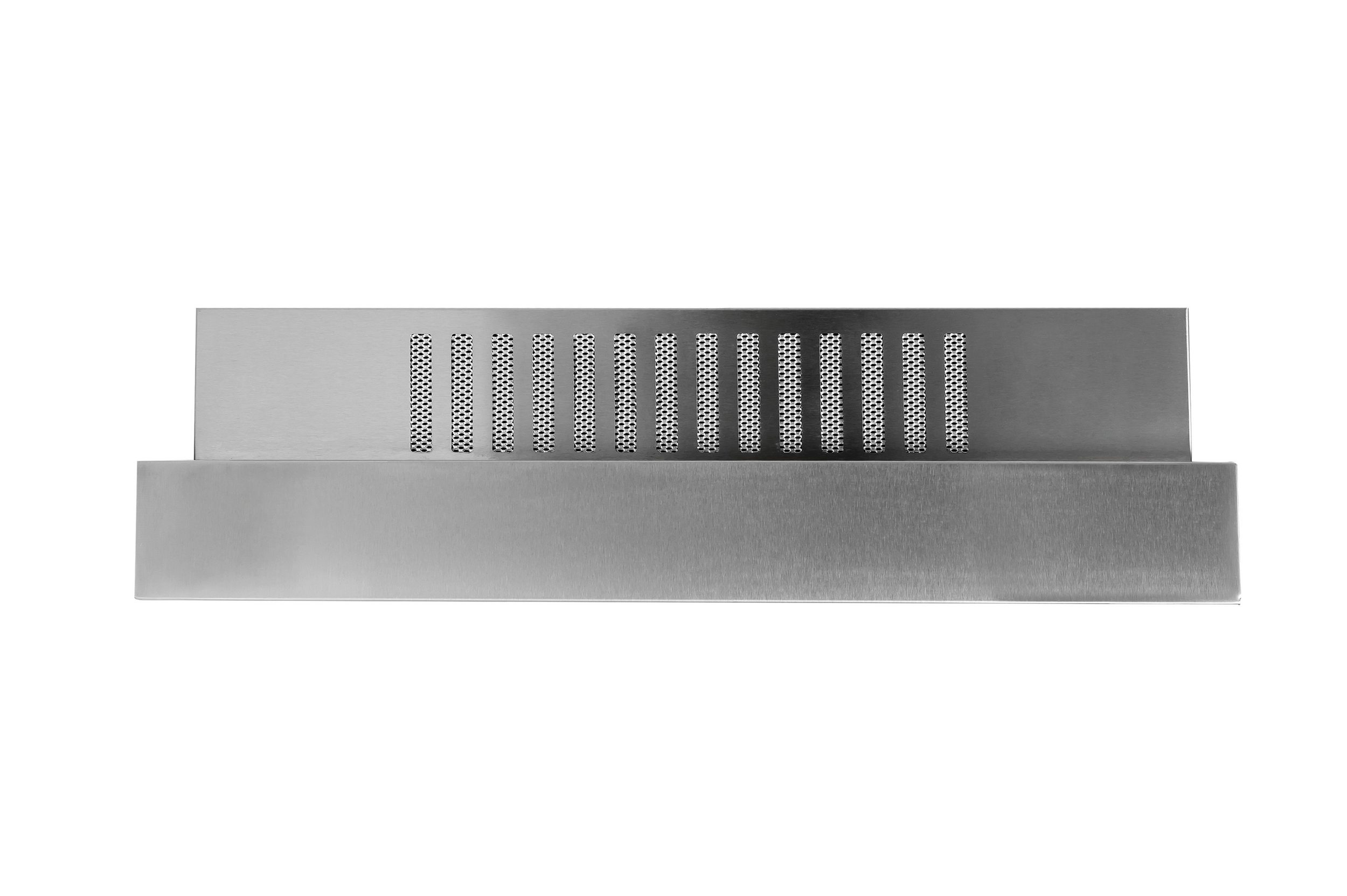 Eine Edelstahl-Dunstabzugshaube mit rechteckigem Design, Lüftungsschlitzen und gebürsteter Oberfläche, isoliert auf Weiß.