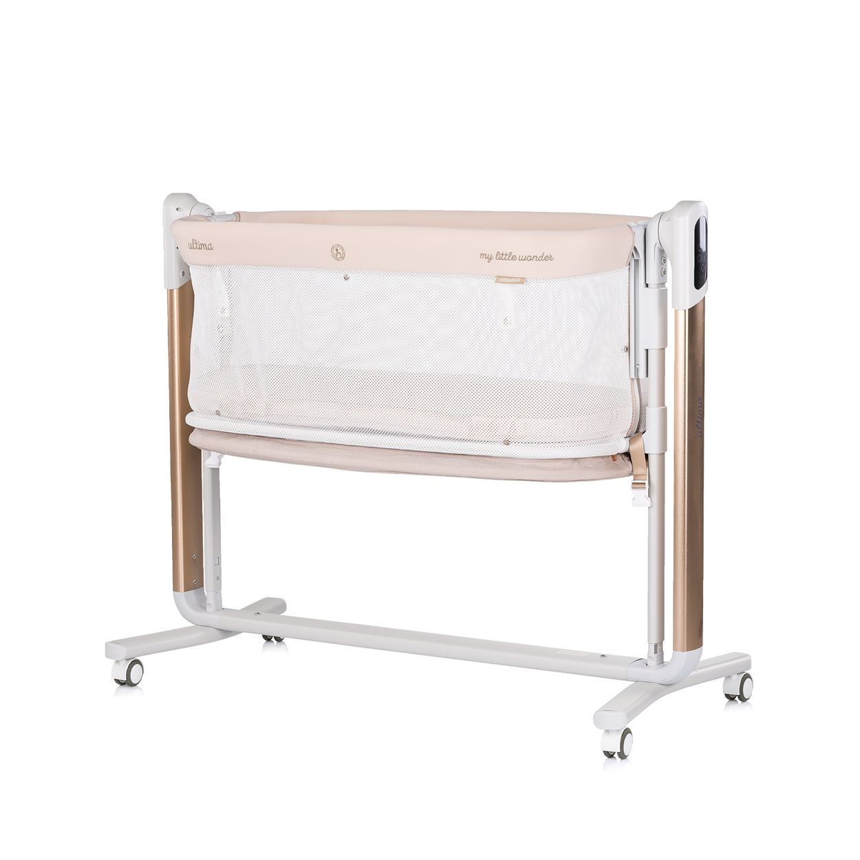Ein beige-weißes Babybettchen mit Rädern. Es hat eine Netzseite und eine weiche, gepolsterte Innenausstattung. Das Gestell ist gold-weiß.