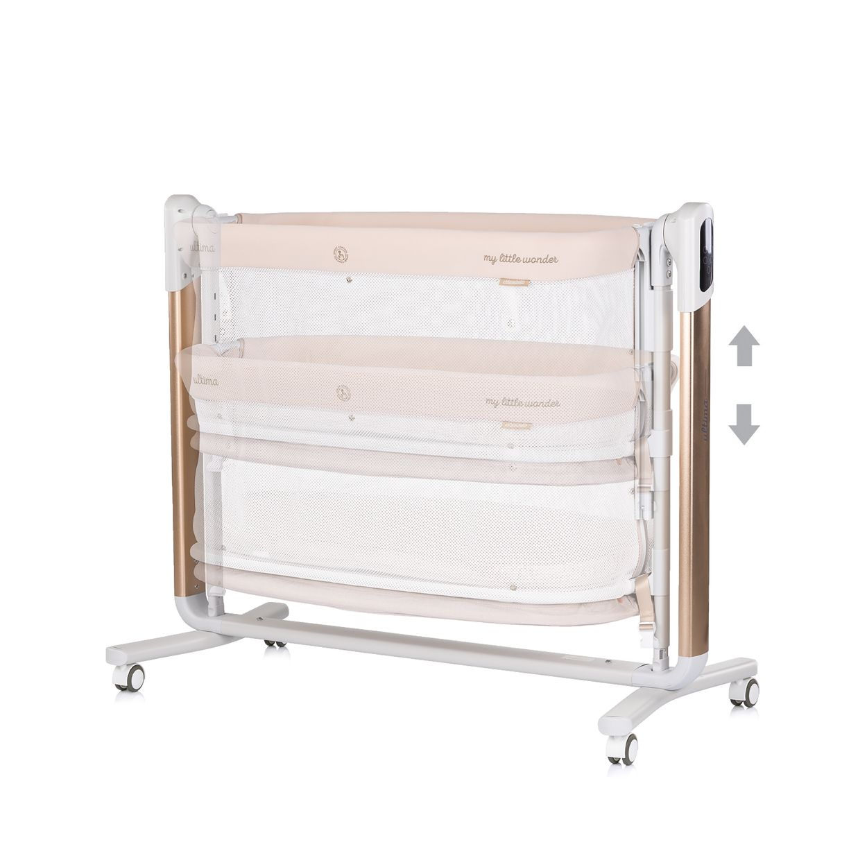 Ein beige-weißes Babybett. Es hat eine Netzseite und ist höhenverstellbar. Der Rahmen ist weiß und gold mit Rädern.