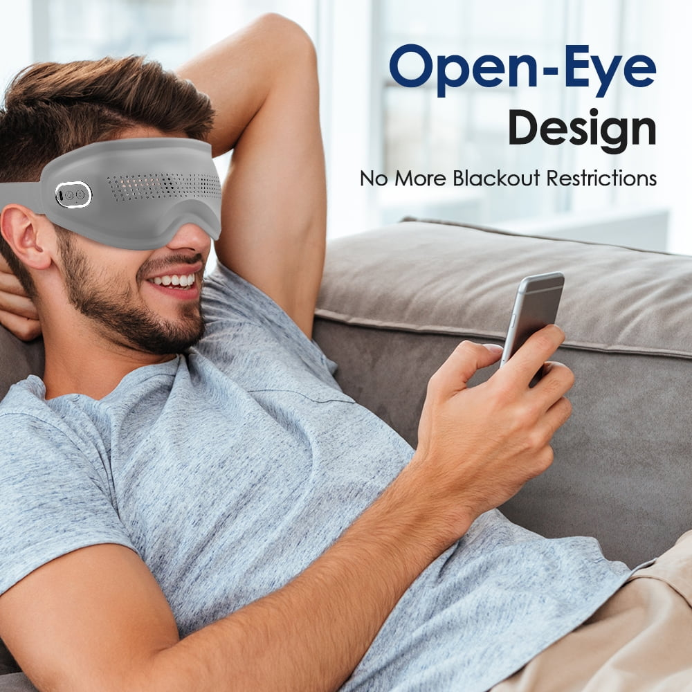 Ein Mann mit Augenmaske, lächelt, während er auf ein Telefon blickt. Er liegt auf einem Sofa, mit Text "Open-Eye Design".