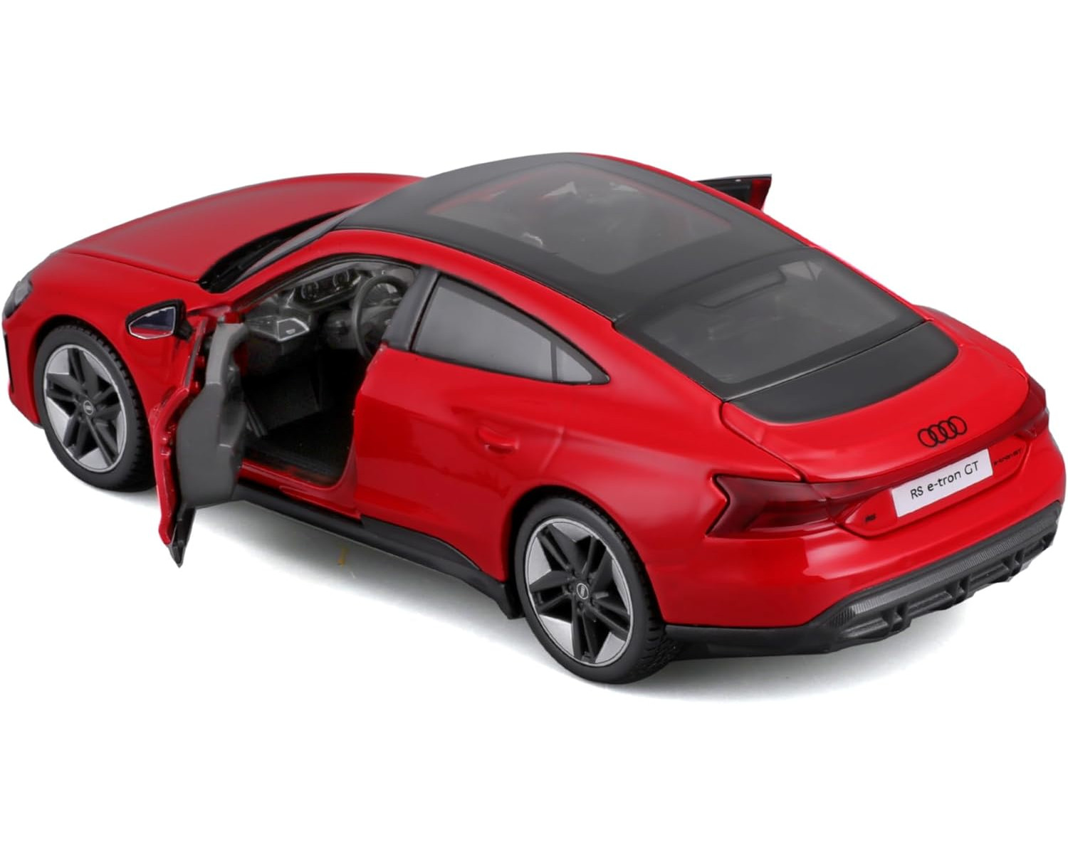 Ein rotes Audi RS e-tron GT Modellauto mit geöffneten Türen. Schwarzes Dach, Räder und Innenraum. Weißer Hintergrund.