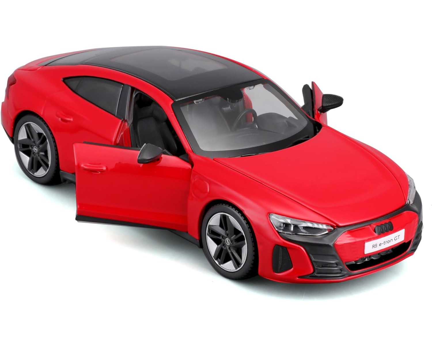 Ein rotes Audi RS e-tron GT Modellauto mit geöffneten Türen. Es hat ein schwarzes Dach und schwarze Räder auf weißem Hintergrund.