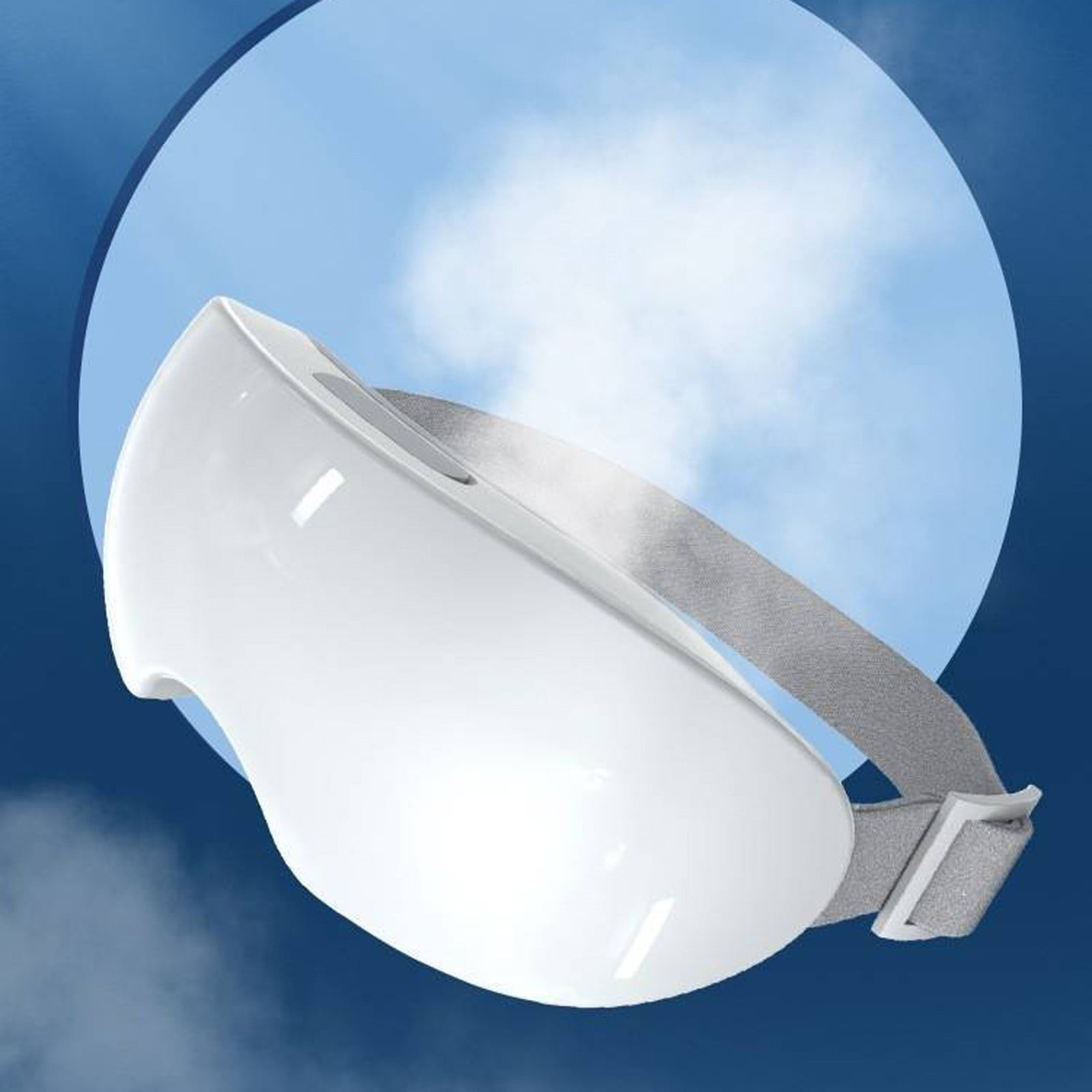 Eine weiße Augenmaske mit grauem Riemen vor blauem Himmel mit Wolken. Fokus auf Design.