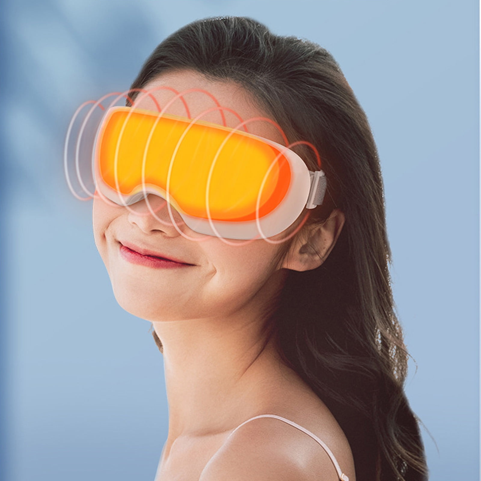 Eine Frau mit Augenmaske. Die Maske strahlt orangefarbenes Licht mit roten Wellen aus. Sie lächelt. Blauer Hintergrund.
