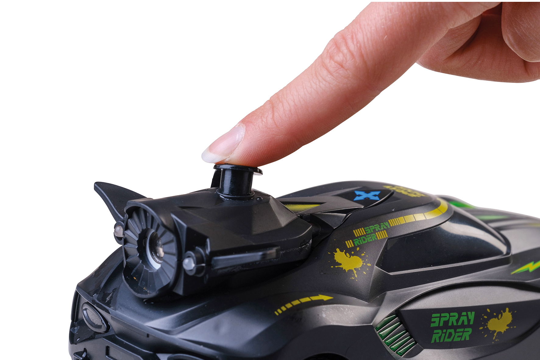 Ein Finger drückt einen schwarzen Knopf auf einem Spielzeugauto. Das Auto ist schwarz mit gelben und grünen Details. Der Hintergrund ist weiß.