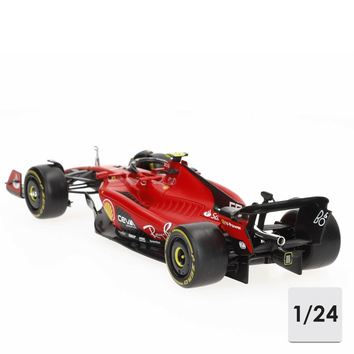 Ein rotes Ferrari Formel 1 Modellauto im Maßstab 1:24 auf weißem Hintergrund. Räder, Sponsorenlogos und Heckflügeldetails sind sichtbar.