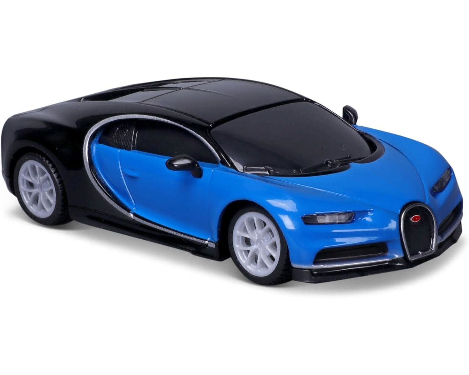 Ein Spielzeugauto, ein Bugatti, ist blau und schwarz. Das Auto hat weiße Räder und steht auf weißem Grund. Die Front hat das Bugatti-Logo.