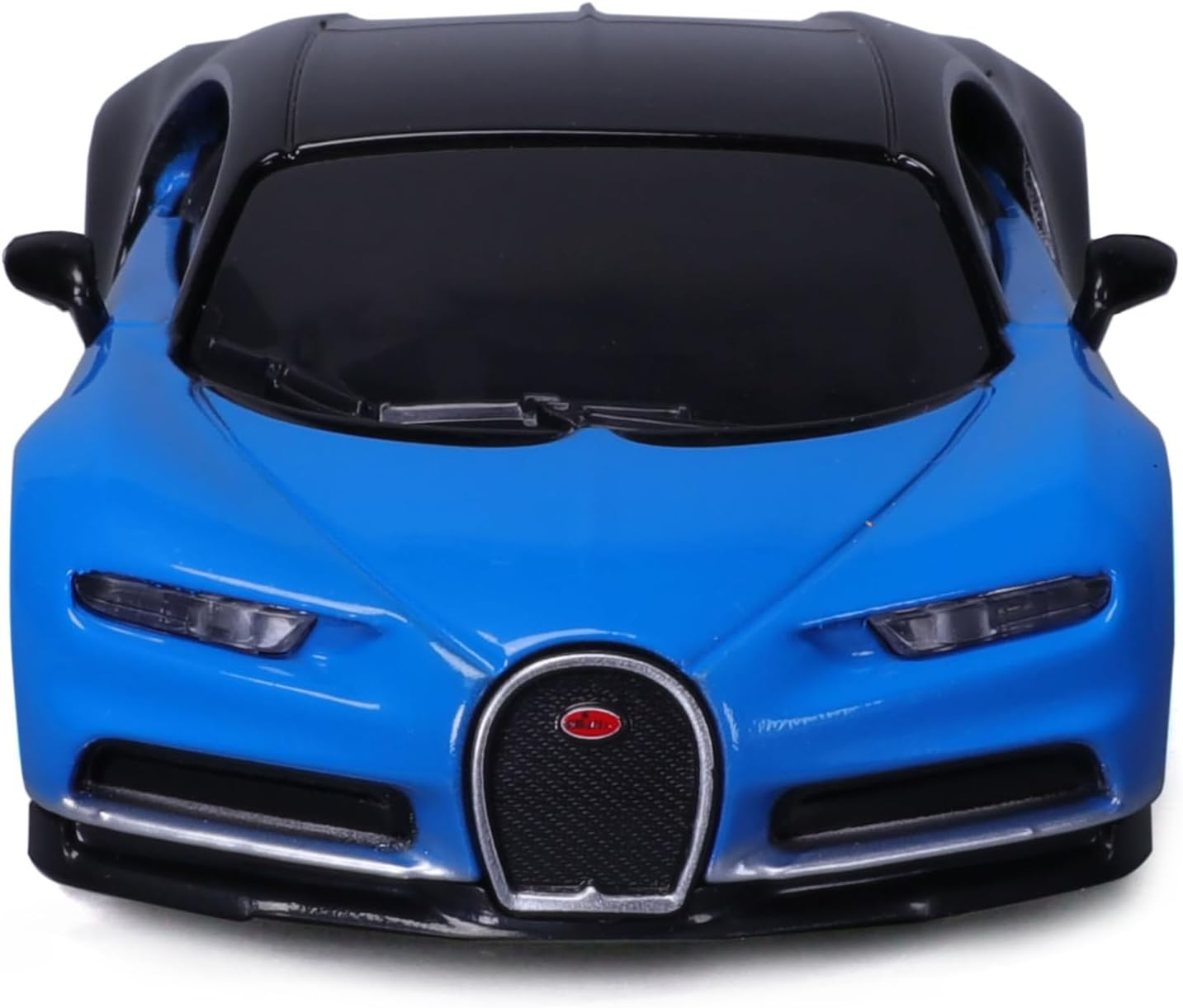 Gezeigt wird ein blaues und schwarzes Spielzeugauto, die Vorderseite ist blau mit schwarzem Dach. Das Auto hat Scheinwerfer, einen Grill und ein rotes Emblem.