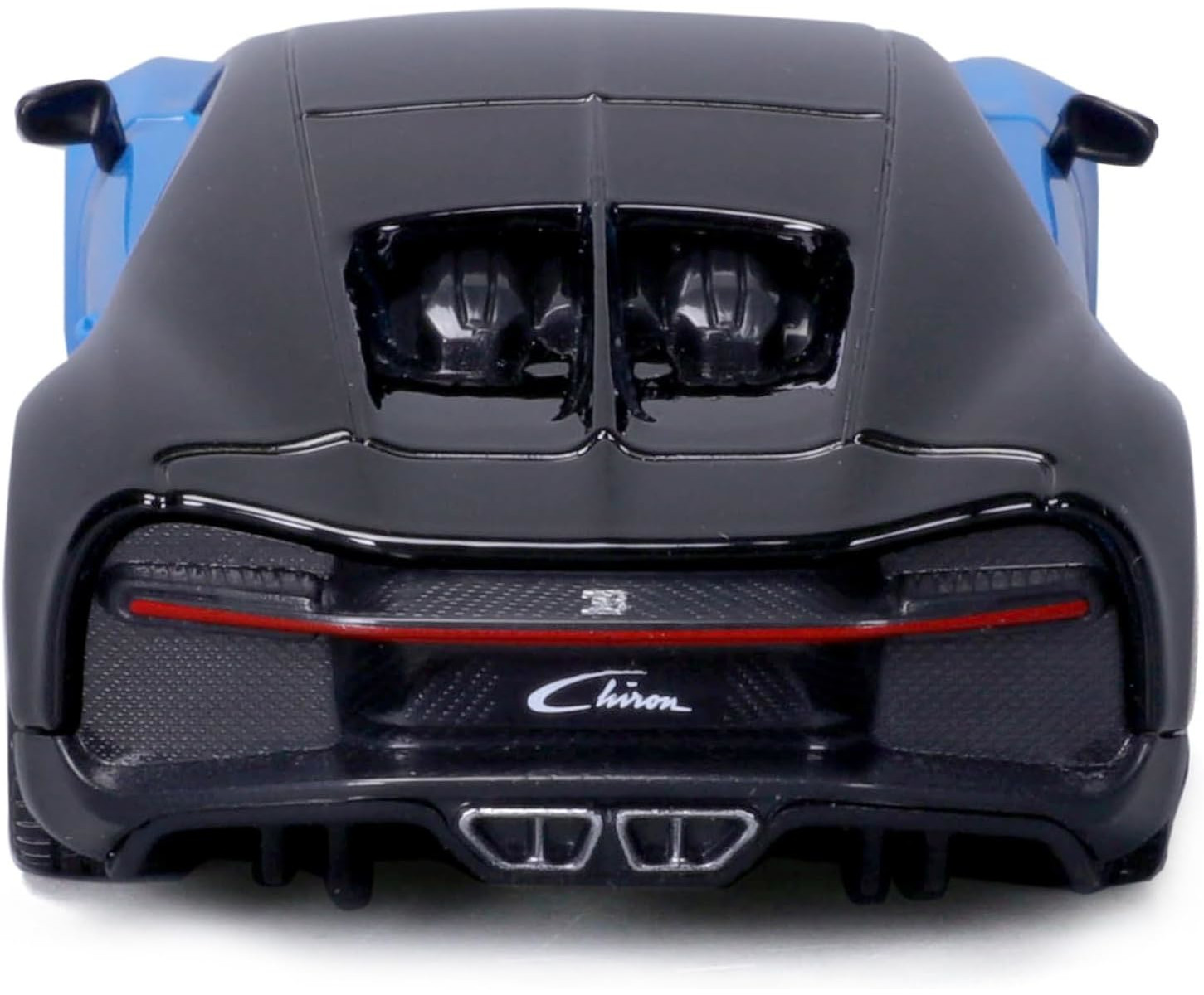 Rückansicht eines schwarzen Bugatti Chiron Spielzeugautos. Blaues Dach, schwarzer Körper, rotes Rücklicht und silberne Auspuffrohre sind sichtbar.