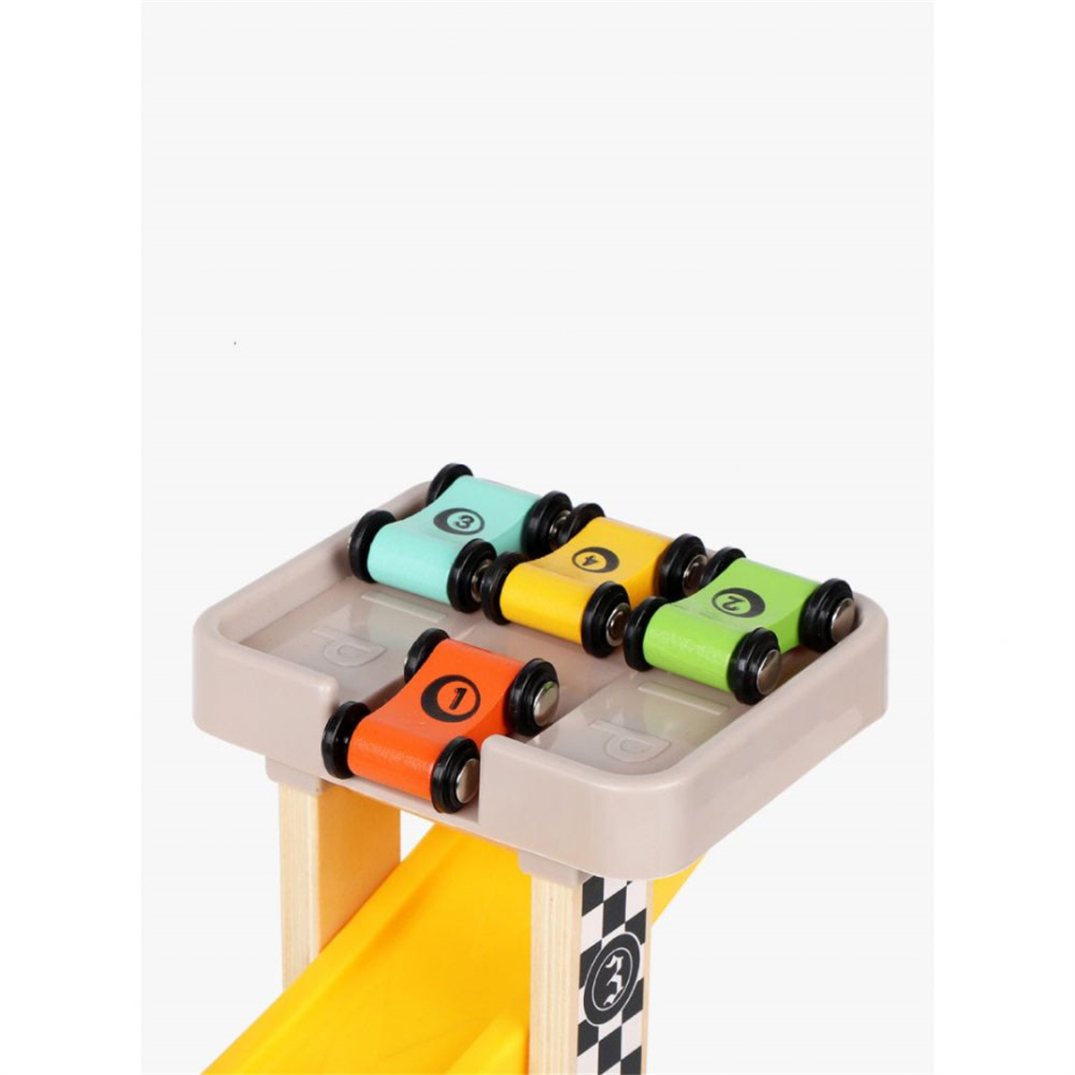 Ein hölzernes Spielzeug-Rennstrecke mit bunten Autos. Autos sind orange, gelb, grün und blau. Die Strecke hat eine Zielflagge und eine gelbe Rampe.