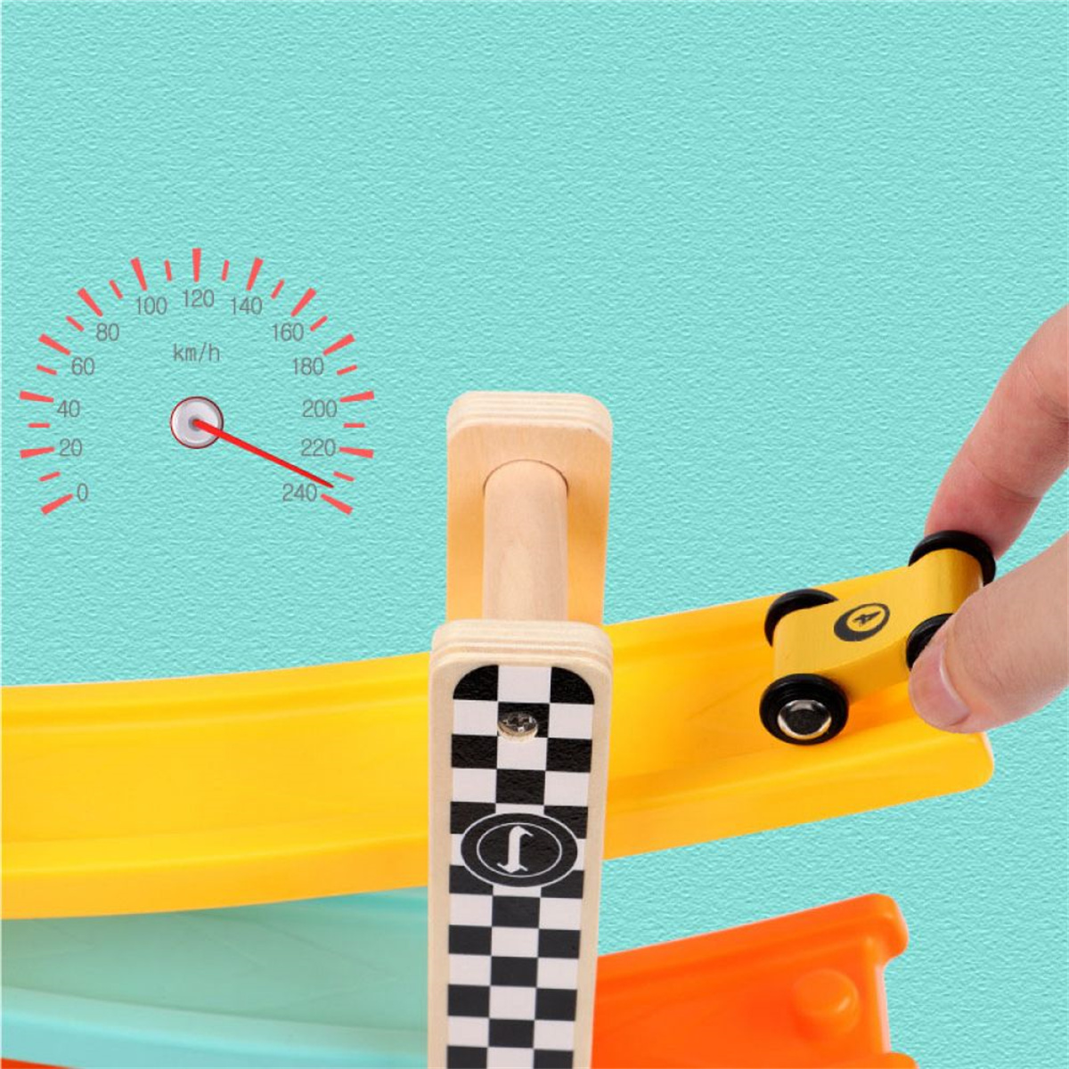 Ein gelbes Spielzeugauto auf einer gelben Rampe, mit einem Tachometer und einer Holzstruktur. Eine Hand hält das Auto. Der Hintergrund ist türkis.