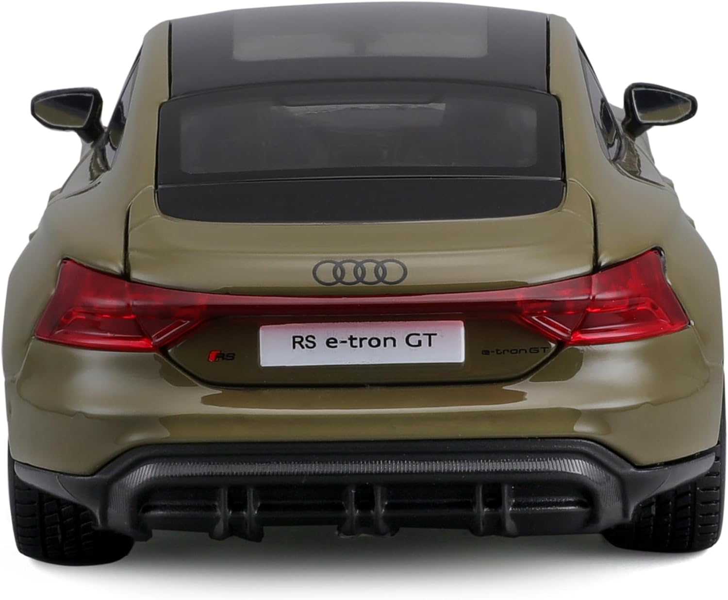 Rückansicht eines olivgrünen Audi RS e-tron GT Modellautos. Schwarzes Dach, rote Rücklichter, schwarze Stoßstange und ein Audi-Logo sind sichtbar.