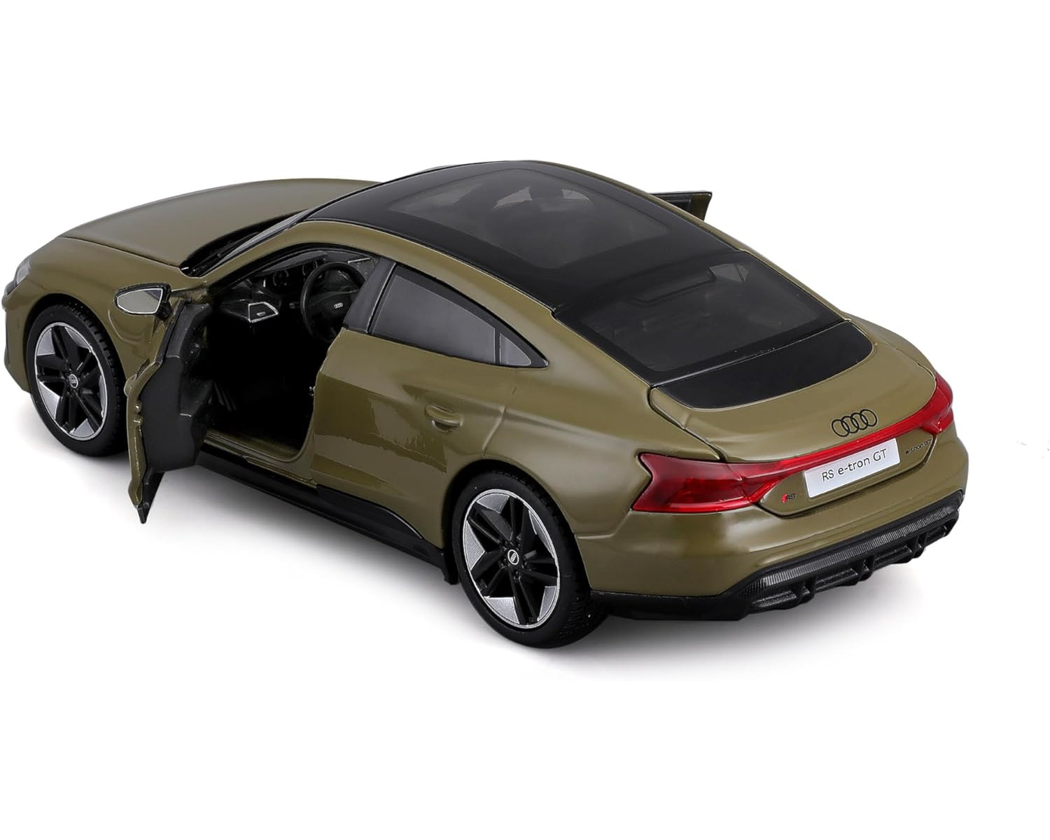 Olivgrünes Audi RS e-tron GT Modellauto mit offener Tür. Schwarzes Dach und Räder. Weißer Hintergrund.
