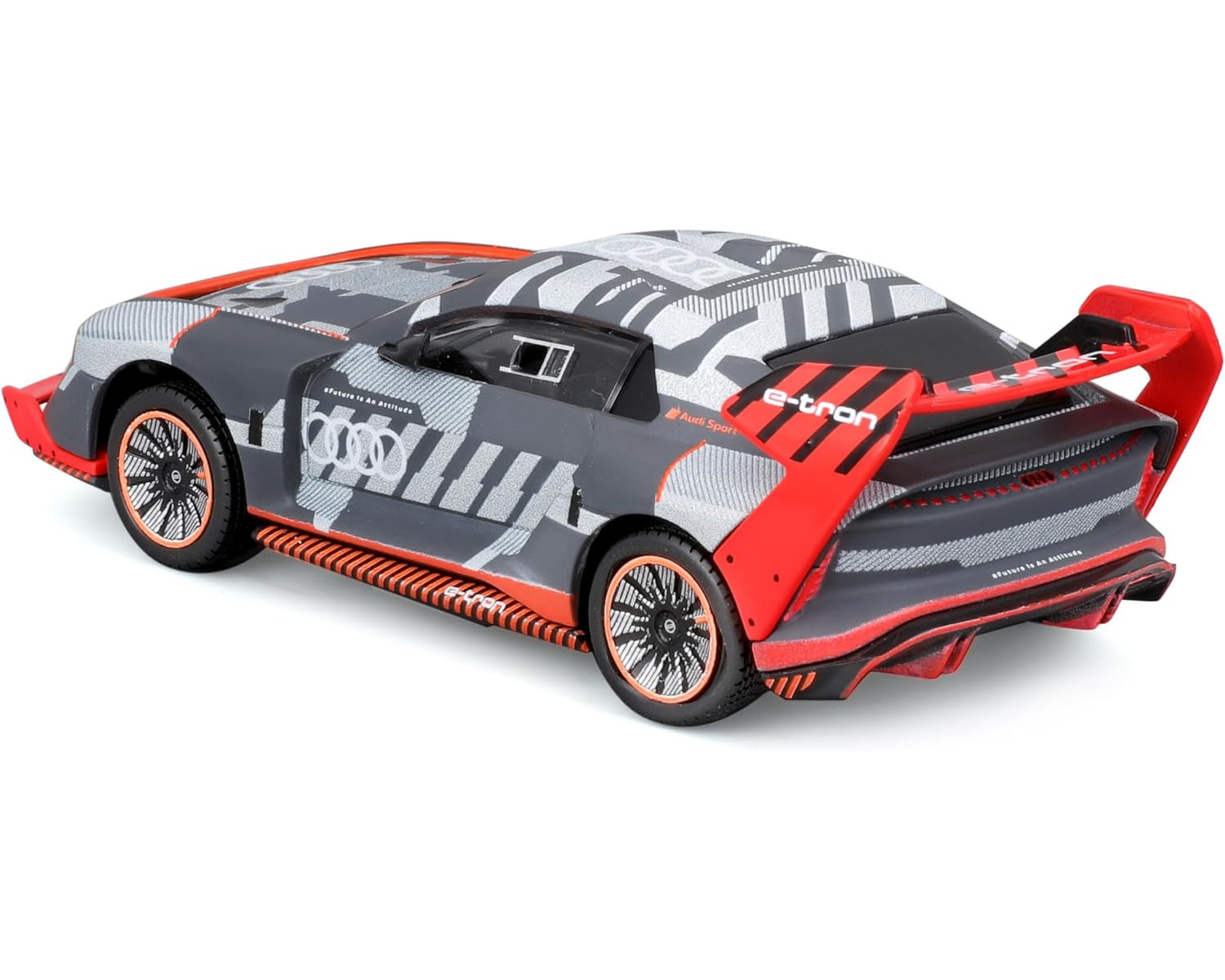Ein grau-rotes Audi e-tron Modellauto mit schwarzen Rädern, großem Spoiler und weißen Akzenten auf weißem Hintergrund.