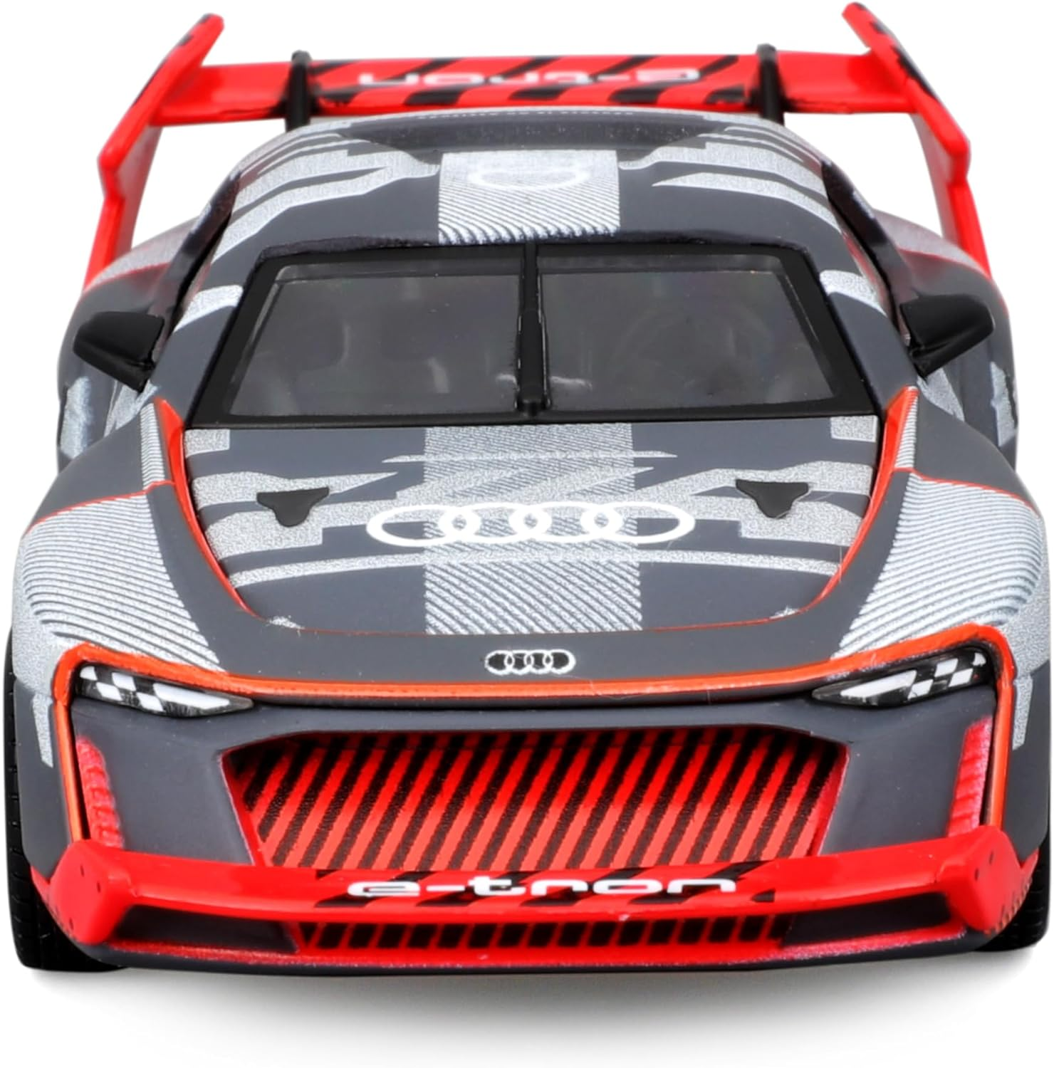 Graues und rotes Audi-Rennwagen-Spielzeug. Es hat einen Spoiler, rote Akzente und das e-tron-Logo. Der Hintergrund ist weiß.